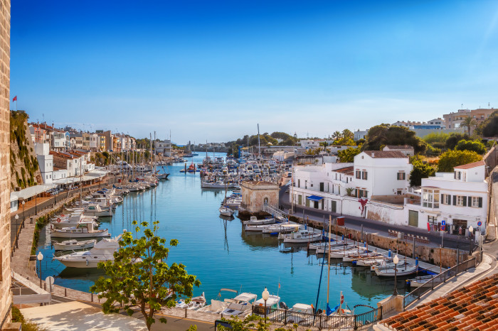 Visita Menorca mientras alquilas un bonito barco